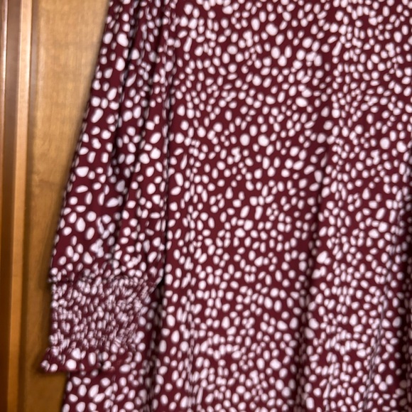 2 for 1 deal* Like NEW Burgundy/ white tunic w/ ruffled elbow length sleeves XL - Picture 4 of 9